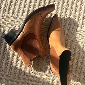 Eddie Bauer Tan leather Chelsea Boots